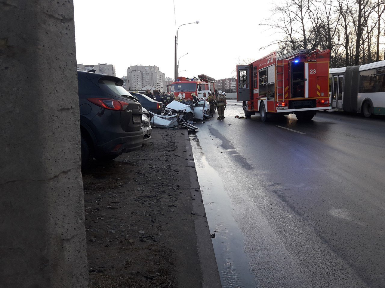Два человека погибли в ДТП с КамАЗом в Петербурге Два человека погибли в ДТП с КамАЗом в Петербурге (3)