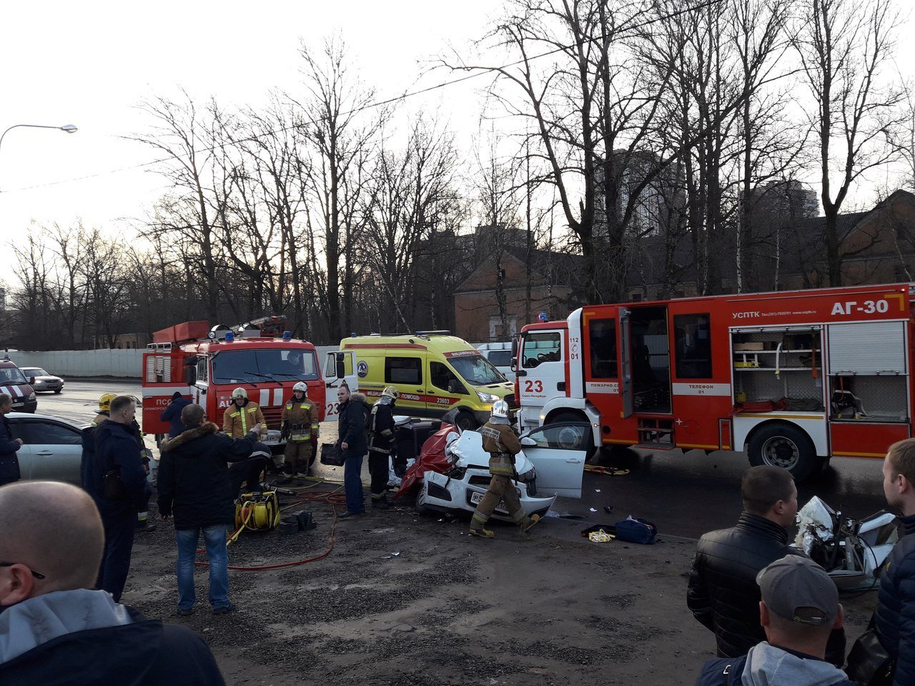 Два человека погибли в ДТП с КамАЗом в Петербурге Два человека погибли в ДТП с КамАЗом в Петербурге (2)