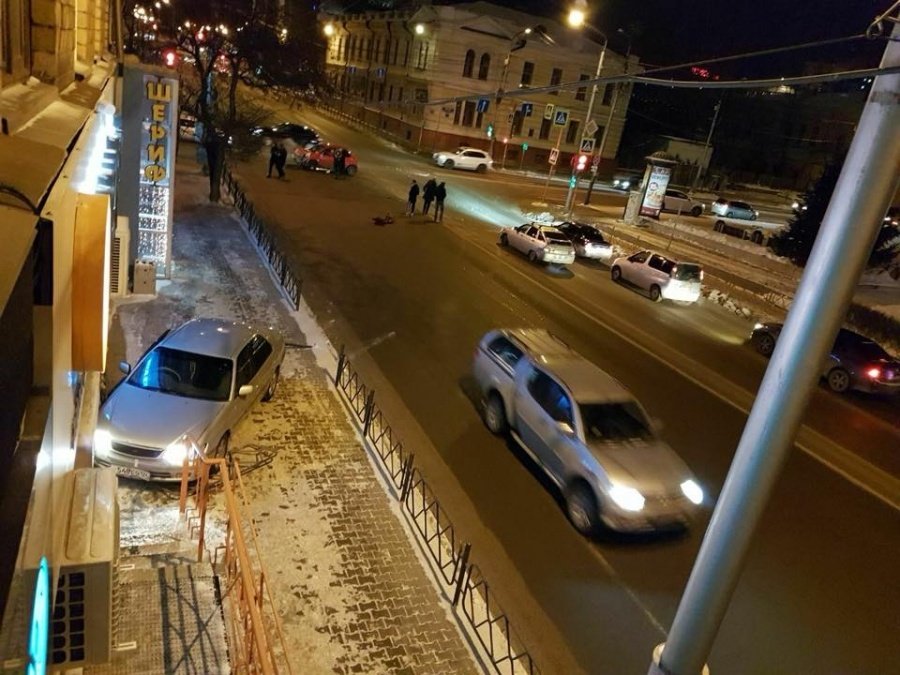 В Красноярске после ДТП машина врезалась в здание В Красноярске после ДТП машина врезалась в здание