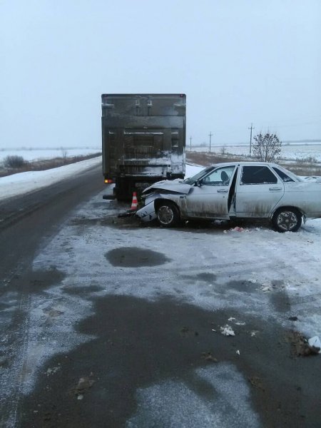 В Самарской области ВАЗ врезался в припаркованный грузовик – пострадали водитель и ребенок В Самарской области ВАЗ врезался в припаркованный грузовик – пострадали водитель и ребенок (2)