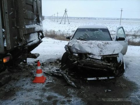 В Самарской области ВАЗ врезался в припаркованный грузовик – пострадали водитель и ребенок В Самарской области ВАЗ врезался в припаркованный грузовик – пострадали водитель и ребенок (1)