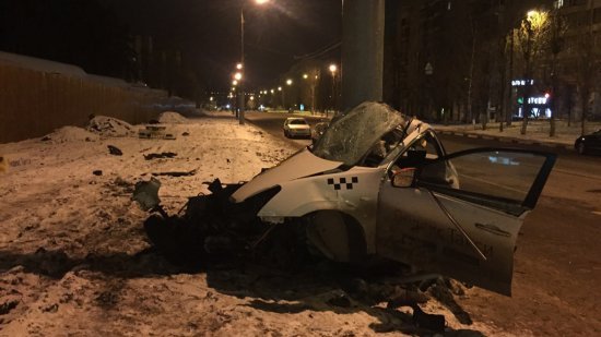 В Воронеже такси врезалось в столб – водитель погиб В Воронеже такси врезалось в столб – водитель погиб (1)