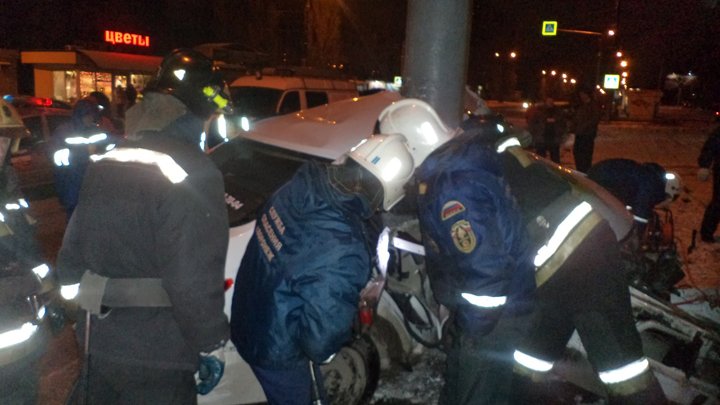 В Воронеже такси врезалось в столб – водитель погиб В Воронеже такси врезалось в столб – водитель погиб (3)