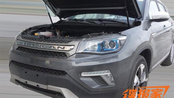 В Сети появились фотографии кроссовера Changan CS75 (2)