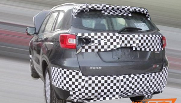В Сети появились фотографии кроссовера Changan CS75 (4)