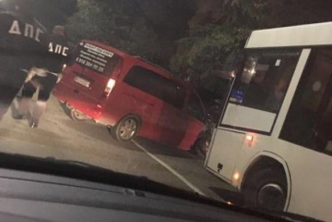 В Адлерском районе Сочи произошло массовое ДТП В Адлерском районе Сочи произошло массовое ДТП