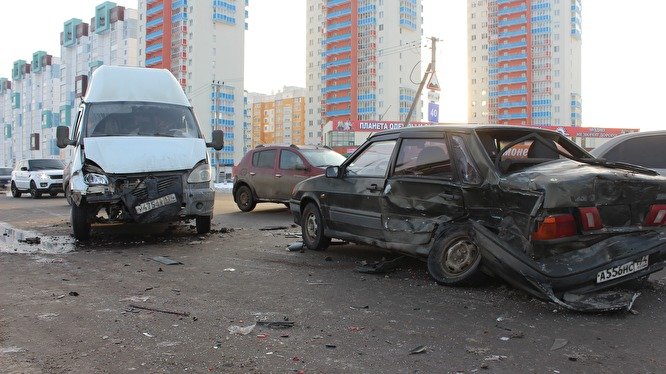Два человека пострадали в массовом ДТП в Челябинске (2)