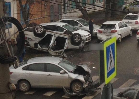 В центре Краснодара перевернулась иномарка