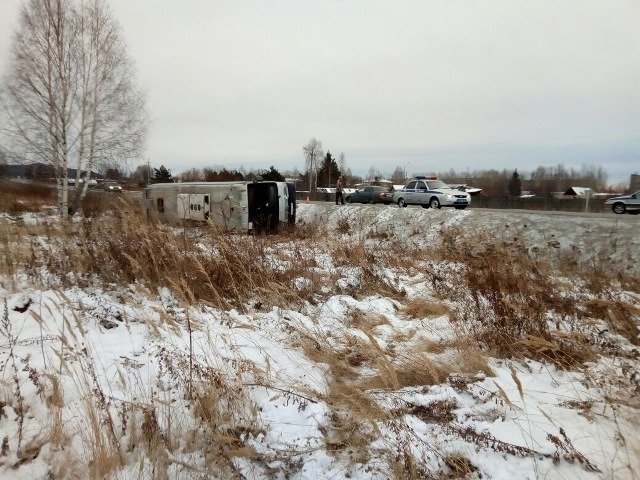 В Свердловской области опрокинулся автобус с пассажирами В Свердловской области опрокинулся автобус с пассажирами (3)