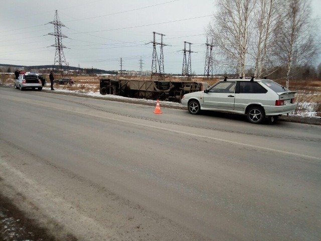 В Свердловской области опрокинулся автобус с пассажирами В Свердловской области опрокинулся автобус с пассажирами (1)