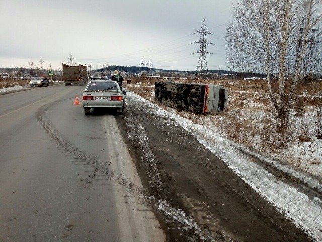 В Свердловской области опрокинулся автобус с пассажирами В Свердловской области опрокинулся автобус с пассажирами (2)