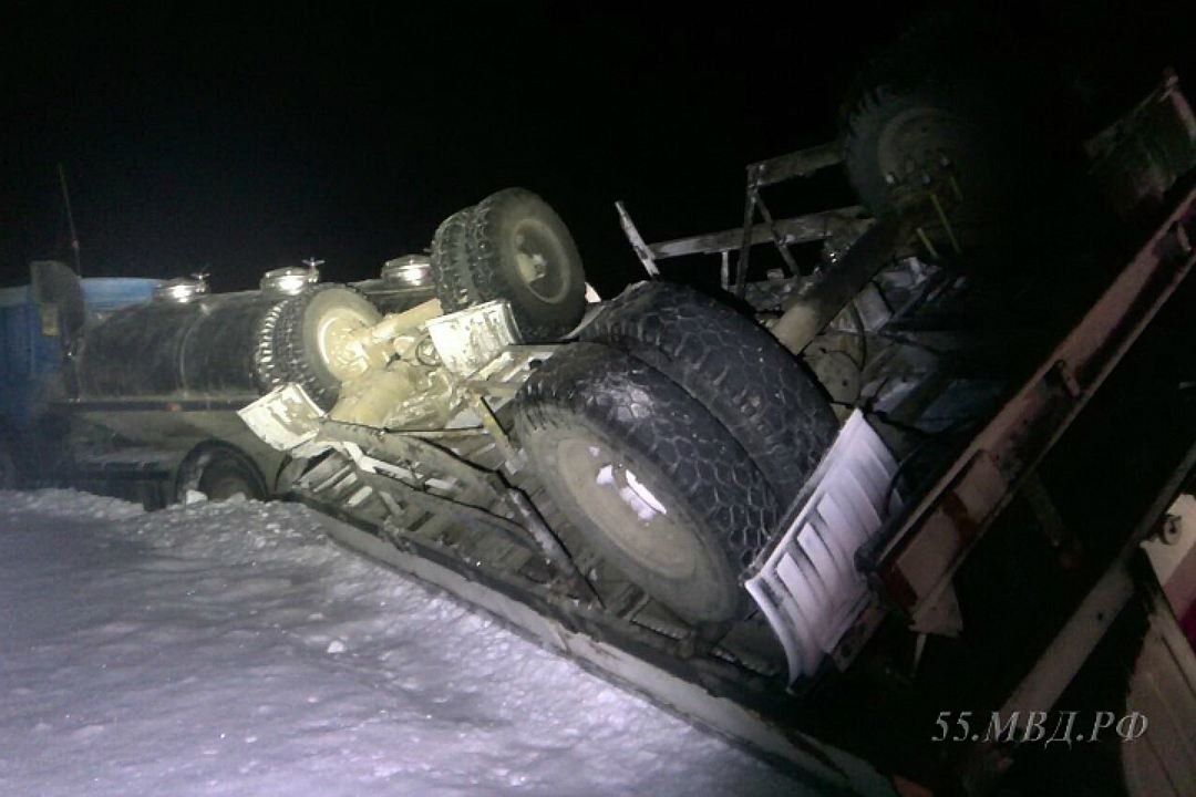 Под Омском в ДТП с КамАЗом погибли мужчина и 3-летняя девочка (3)