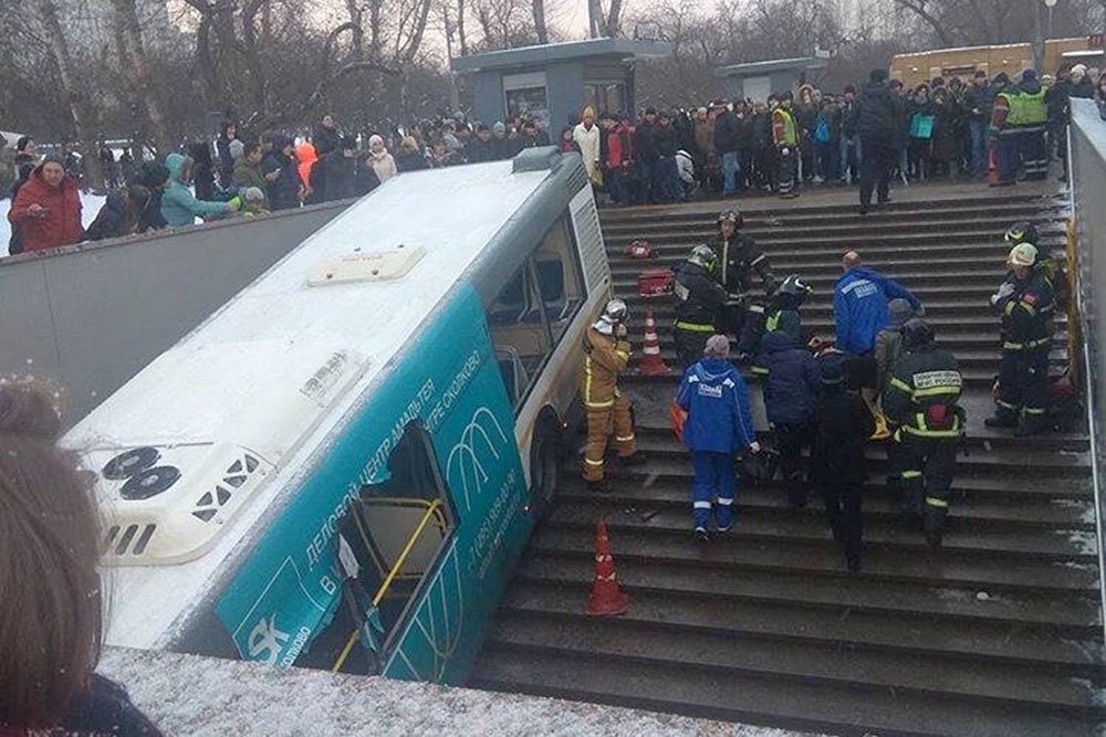 В результате съезда автобуса в переход в Москве погибли люди В результате съезда автобуса в переход в Москве погибли люди (1)