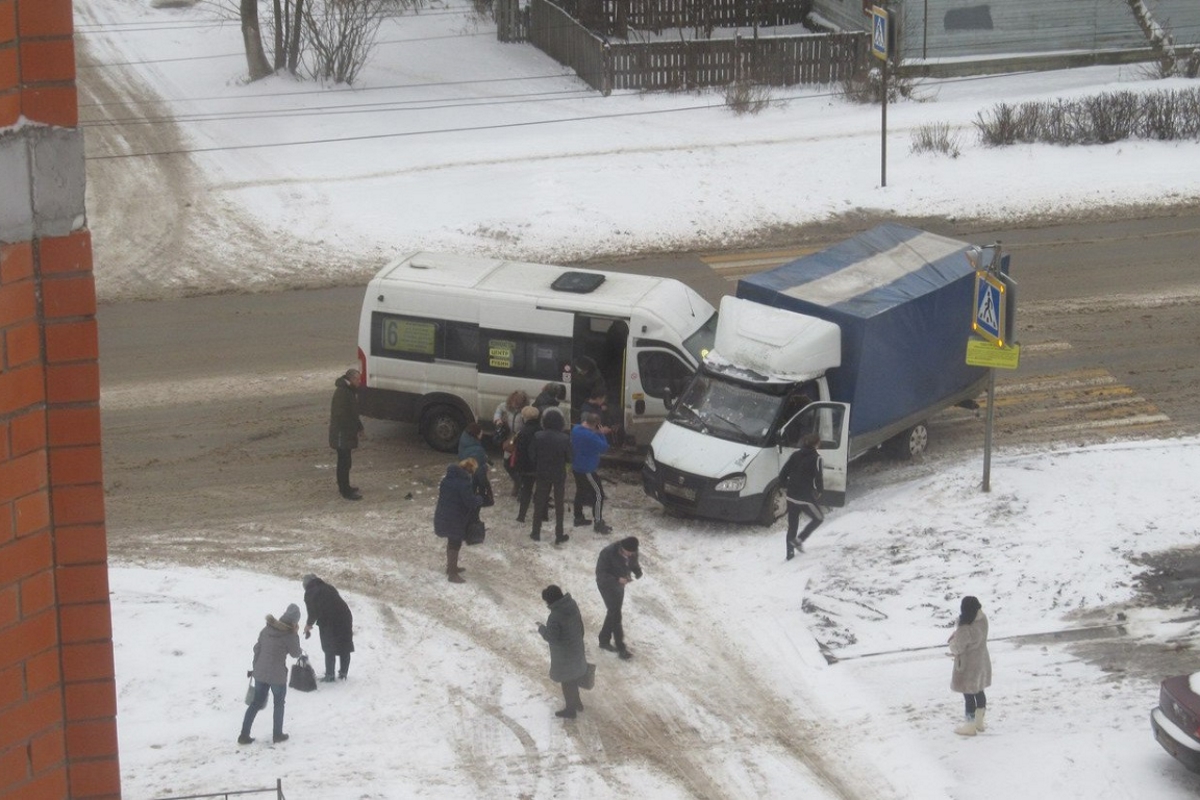 Шесть человек пострадали в ДТП с маршруткой в Твери Шесть человек пострадали в ДТП с маршруткой в Твери