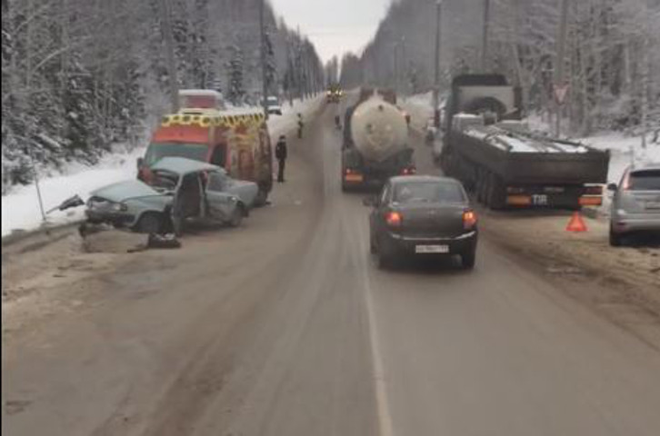 В массовом ДТП на трассе в Прикамье погибли два человека