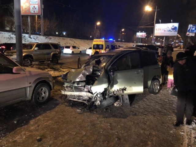 Во Владивостоке в массовом ДТП погибла девушка