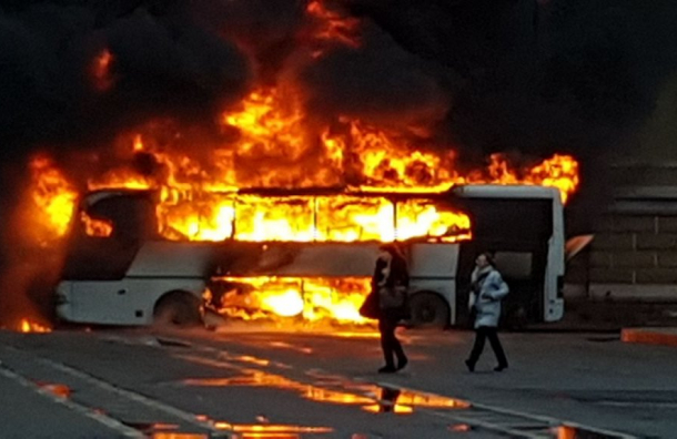 В Петербурге автобус сгорел дотла