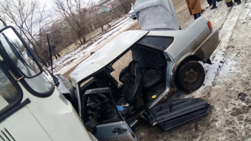 В Воронеже ПАЗ раздавил легковушку пострадали три человека (2)