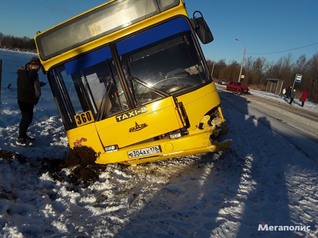 В Петергофе легковушка столкнула в кювет автобус