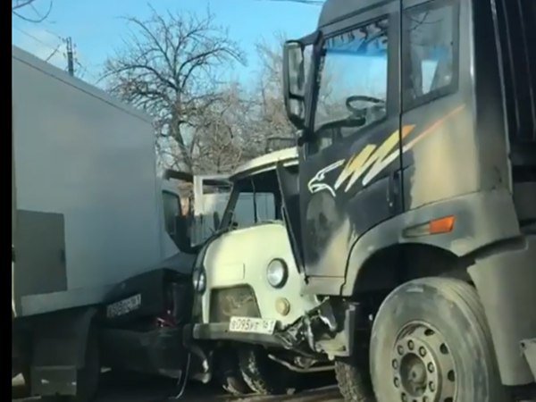 В Ростове грузовик протаранил пять машин В Ростове грузовик протаранил пять машин (3)