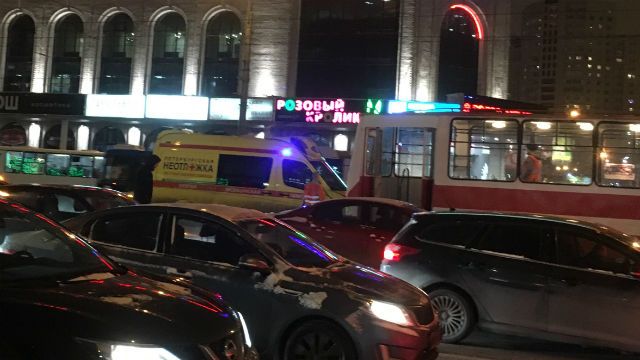 В Петербурге «скорая» врезалась в трамвай В Петербурге «скорая» врезалась в трамвай