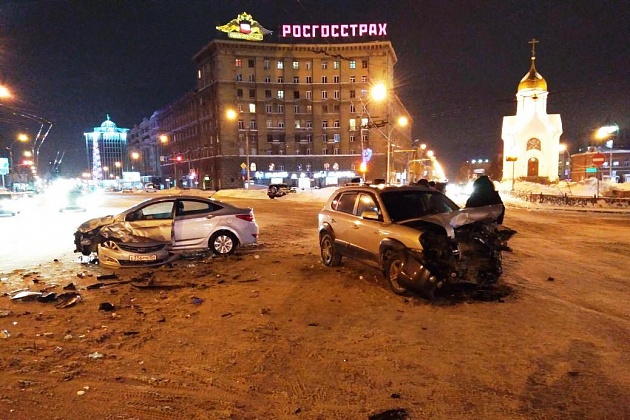 В Новосибирске в ДТП с двумя Hyundai пострадал водитель В Новосибирске в ДТП с двумя Hyundai пострадал водитель (2)