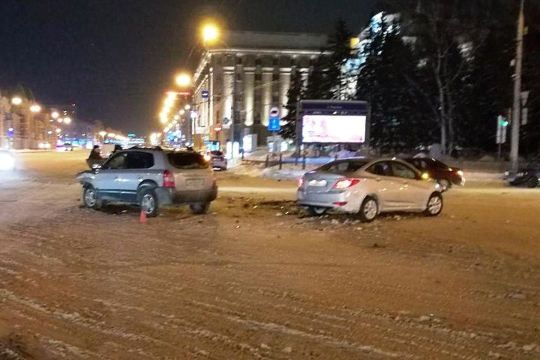 В Новосибирске в ДТП с двумя Hyundai пострадал водитель В Новосибирске в ДТП с двумя Hyundai пострадал водитель (1)