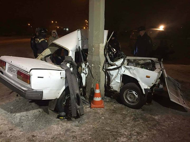 В Волгограде два 19-летних парня погибли в машине с одним зимним колесом В Волгограде два 19-летних парня погибли в машине с одним зимним колесом (2)