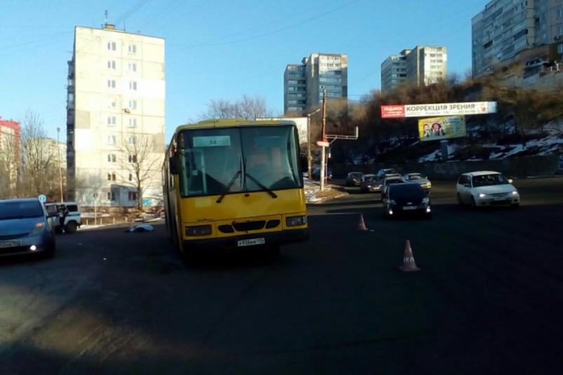 Автобус насмерть сбил женщину во Владивостоке Автобус насмерть сбил женщину во Владивостоке