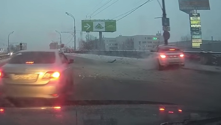 В Москве девушка на Range Rover врезалась в столб В Москве девушка на Range Rover врезалась в столб