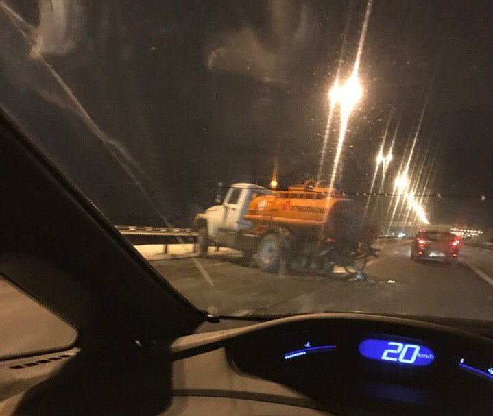 На КАД под Петербургом бензовоз потерял колеса и врезался в ограждение Бензовоз потерял колеса