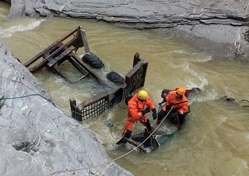 В Адыгее грузовик после ДТП упал в каньон реки – двое погибших (2)