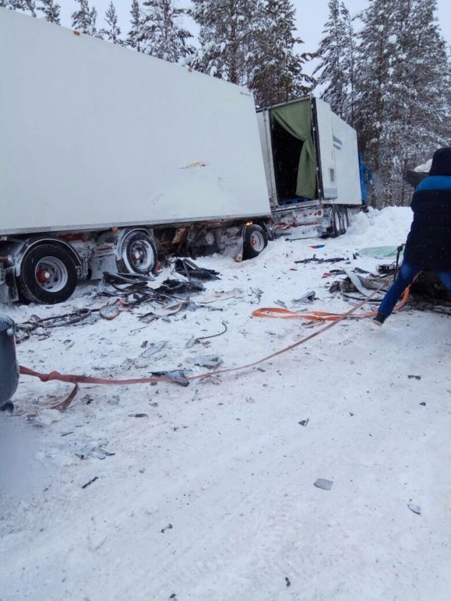 Два человека погибли ДТП с грузовиком в Якутии Два человека погибли ДТП с грузовиком в Якутии (2)