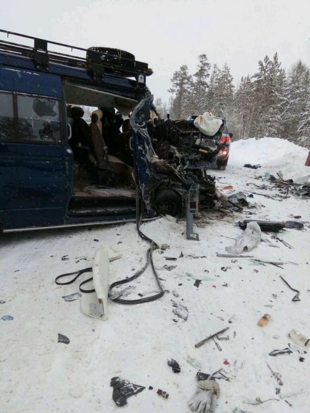 Два человека погибли ДТП с грузовиком в Якутии Два человека погибли ДТП с грузовиком в Якутии (3)
