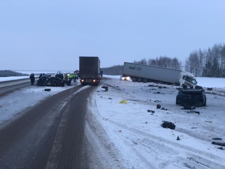 Три человека погибли в ДТП с фурой в Татарстане (2)
