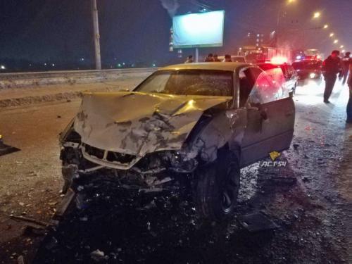 Пассажир иномарки погиб в ДТП на Димитровском мосту в Новосибирске Пассажир иномарки погиб в ДТП на Димитровском мосту в Новосибирске (5)