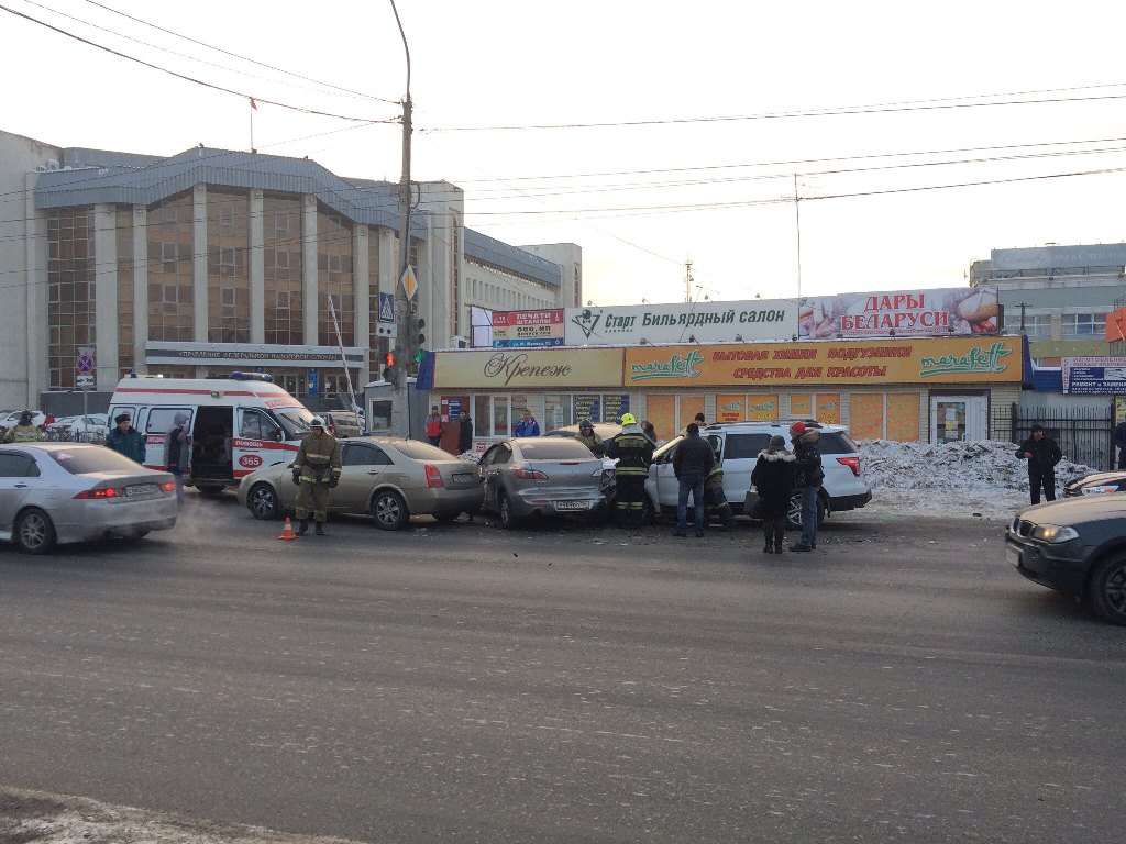 Женщина на иномарке протаранила пять автомобилей в Омске