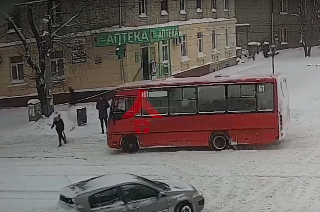 В Ярославле маршрутка  сбила девушку