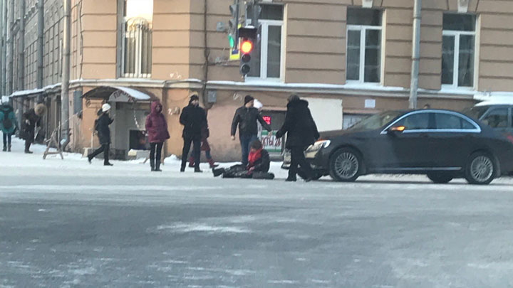 В Петербурге автоледи за рулем Mercedes сбила пенсионерку и скрылась