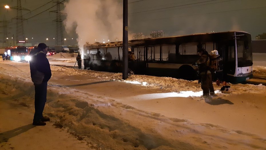 В Петербурге загорелся автобус с пассажирами В Петербурге загорелся автобус с пассажирами (2)