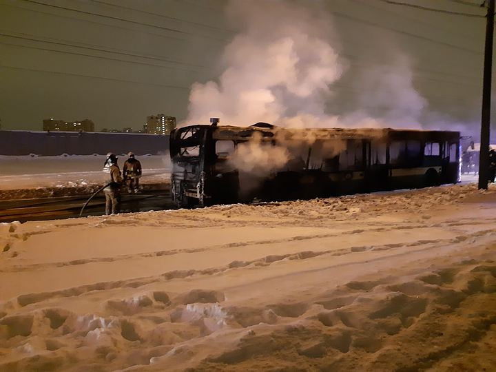 В Петербурге загорелся автобус с пассажирами В Петербурге загорелся автобус с пассажирами (1)