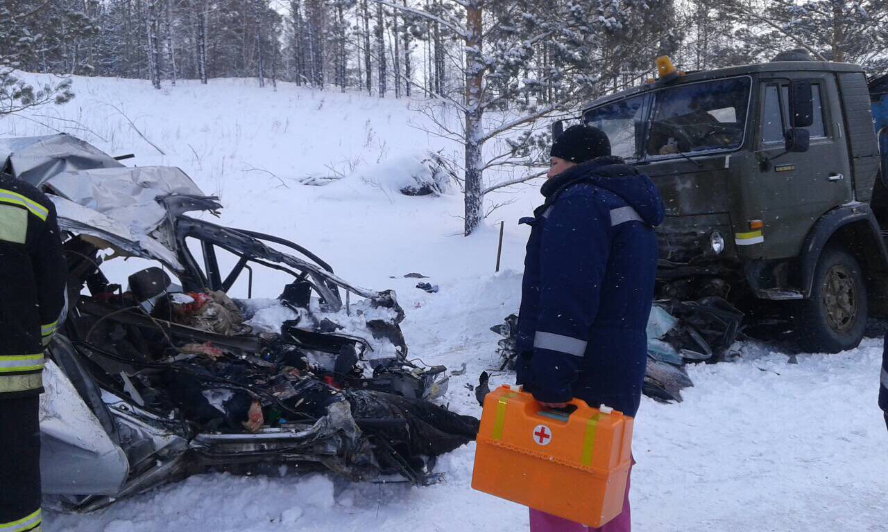 Восемь человек, включая двоих детей, погибли в ДТП под Красноярском Восемь человек, включая двоих детей, погибли в ДТП под Красноярском (1)