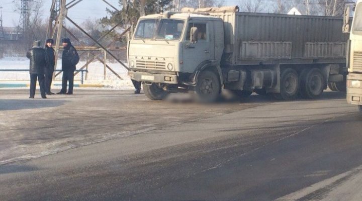 В Барнауле КамАЗ насмерть сбил мужчину В Барнауле КамАЗ насмерть сбил мужчину