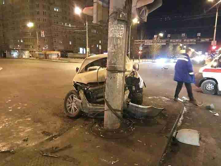 Два человека пострадали в ночном ДТП в Екатеринбурге Два человека пострадали в ночном ДТП в Екатеринбурге (2)