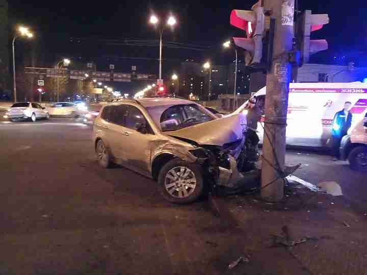 Два человека пострадали в ночном ДТП в Екатеринбурге Два человека пострадали в ночном ДТП в Екатеринбурге