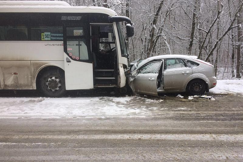 Два человека погибли в ДТП с автобусом под Горячим Ключом Два человека погибли в ДТП с автобусом под Горячим Ключом (2)
