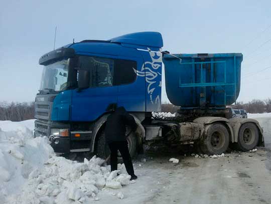 В Вольске в ДТП с грузовиком пострадал водитель легковушки В Вольске в ДТП с грузовиком пострадал водитель легковушки (2)