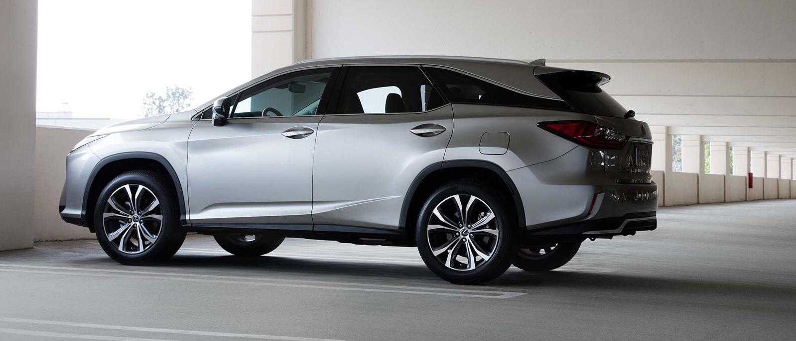 Трехрядный Lexus RX 350L начал продаваться в России Lexus RX L парковка