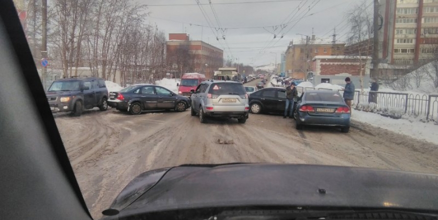 В центре Мурманска произошло крупное ДТП В центре Мурманска произошло крупное ДТП (1)