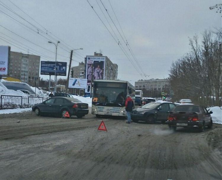 В центре Мурманска произошло крупное ДТП В центре Мурманска произошло крупное ДТП (2)